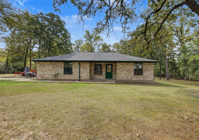 Single family home for sale at 98 Lee Wood Rd, Huntsville, TX 77320 | MLS# 52932526