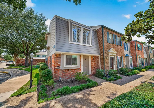 Photo 2 of Condo for sale at 437 Bendwood Dr, Houston, TX 77024 | MLS# 2416199 | Listing updated on 2026-09-12