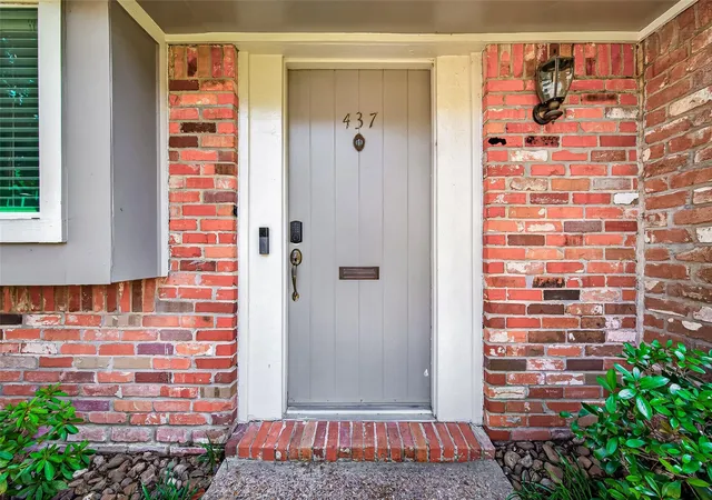 Photo 3 of Sale Pending at 437 Bendwood Dr, Houston, TX 77024 | MLS# 2416199 | Listing updated on 2026-09-25
