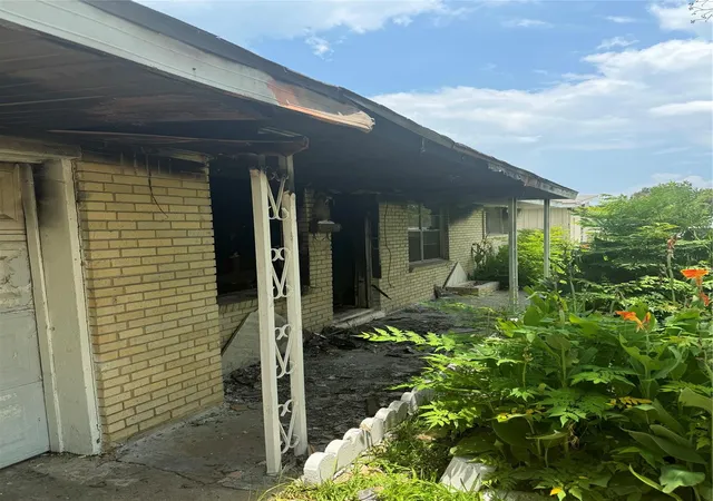 Photo 3 of Single family home for sale at 4211 Tavenor Ln, Houston, TX 77047 | MLS# 4711791 | Listing updated on 2026-09-24