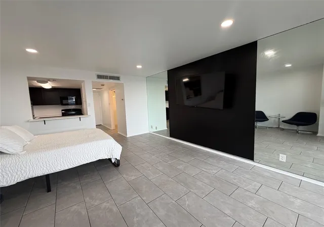 Photo 2 of Condo for sale at 2016 Main St #916, Houston, TX 77002 | MLS# 64319485 | Listing updated on 2026-09-22
