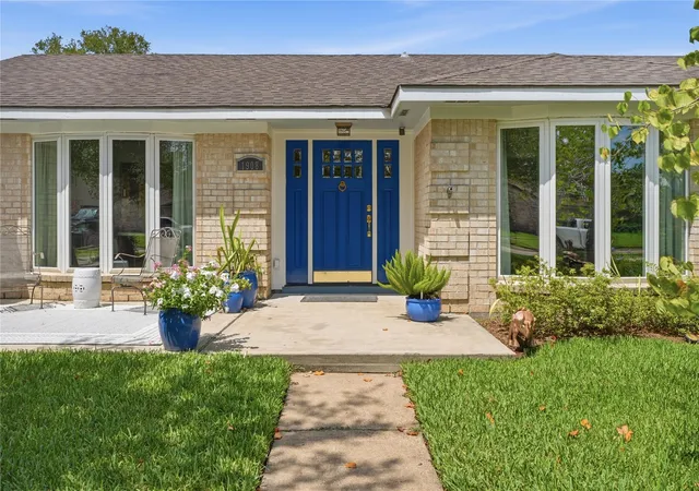 Photo 2 of Single family home for sale at 1908 Acacia St, League City, TX 77573 | MLS# 96911697 | Listing updated on 2026-10-06