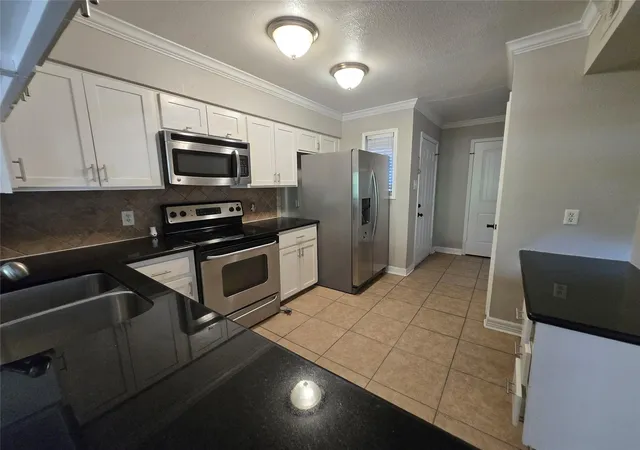 Photo 3 of Condo for sale at 5661 Birchmont Dr #E, Houston, TX 77091 | MLS# 71789835 | Listing updated on 2026-09-23