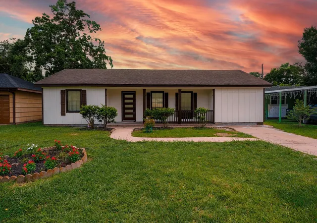 Photo 1 of Single family home for sale at 5618 Southbrook St, Houston, TX 77033 | MLS# 11828125 | Listing updated on 2026-09-17