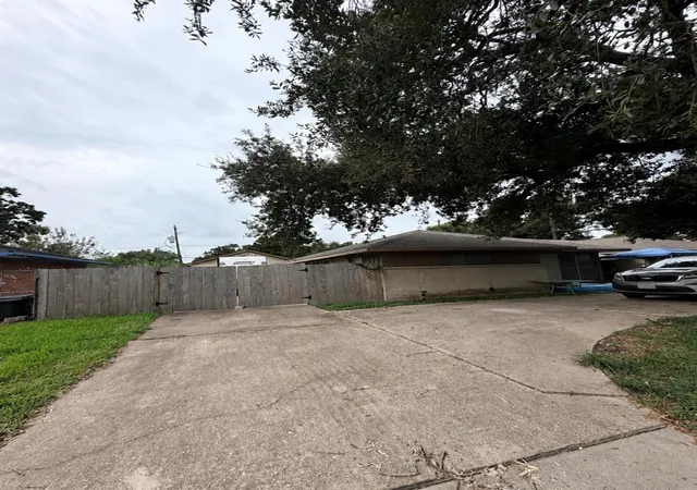 Photo 4 of Single family home for sale at 7914 Bellfort St, Houston, TX 77061 | MLS# 74385340 | Listing updated on 2026-09-12