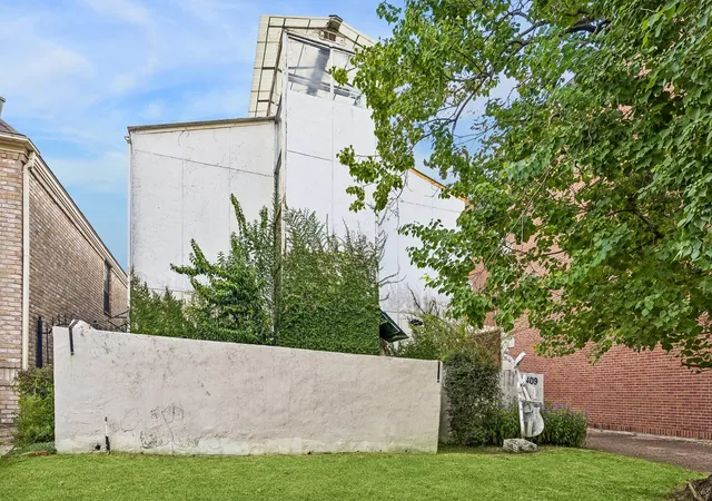 Photo 2 of Single family home for sale at 2409 Kingston St, Houston, TX 77019 | MLS# 73196071 | Listing updated on 2026-09-22
