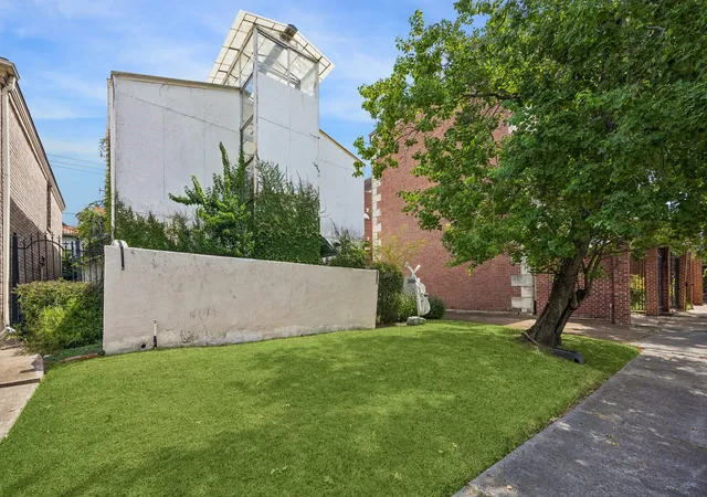 Photo 4 of Single family home for sale at 2409 Kingston St, Houston, TX 77019 | MLS# 73196071 | Listing updated on 2026-09-22