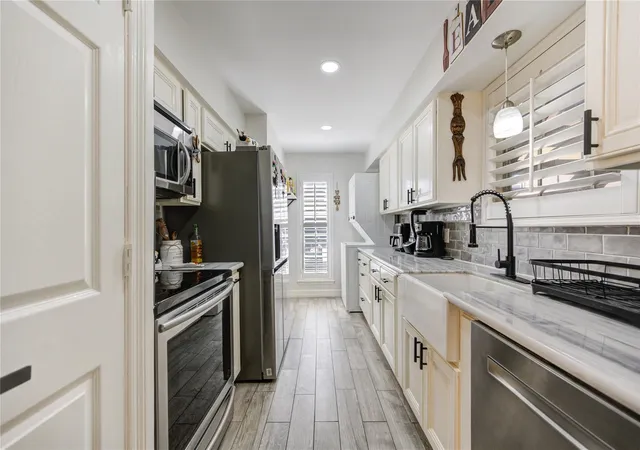 Condo for sale at 12550 Whittington Dr #305, Houston, TX 77077 | MLS# 82164543