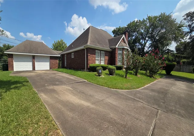 Photo 2 of Single family home for sale at 8023 Glen Dell Ct, Houston, TX 77061 | MLS# 69664705 | Listing updated on 2026-09-24