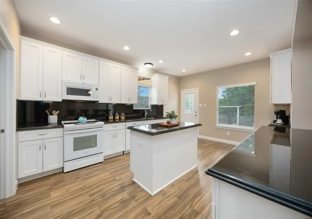 Photo 4 of Single family home for sale at 5498 Appleblossom Ln, Friendswood, TX 77546 | MLS# 10518413 | Listing updated on 2026-10-06