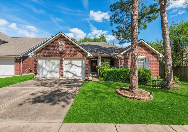 Photo 4 of Sale Pending at 16423 Maple Downs Ln, Sugar Land, TX 77498 | MLS# 73784343 | Listing updated on 2026-09-28