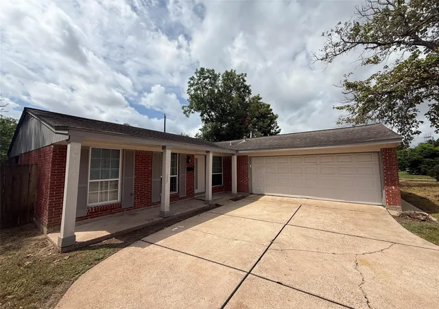 Photo 2 of Single family home for sale at 4327 Oakside Dr, Houston, TX 77053 | MLS# 38049530 | Listing updated on 2026-09-15