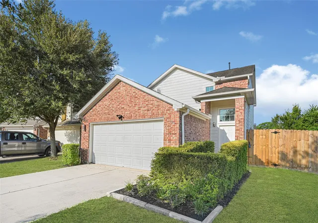 Photo 1 of Sale Pending at 11226 Valley Kings Dr, Houston, TX 77089 | MLS# 37390483 | Listing updated on 2026-09-17