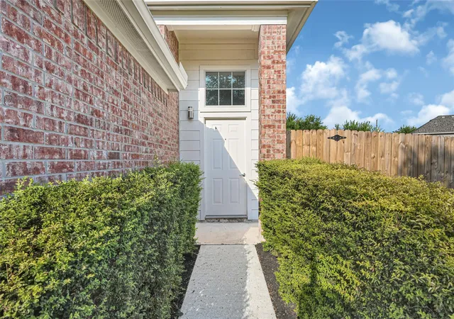 Photo 2 of Sale Pending at 11226 Valley Kings Dr, Houston, TX 77089 | MLS# 37390483 | Listing updated on 2026-09-17