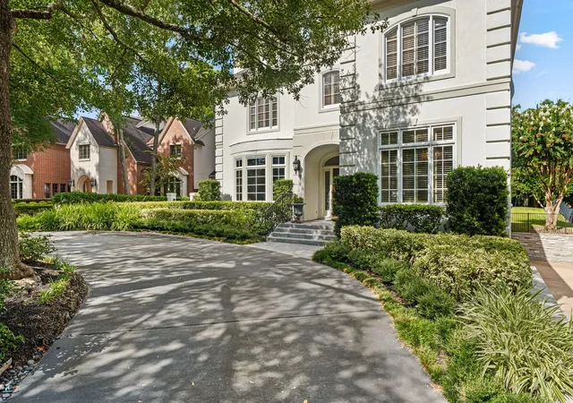 Photo 2 of Mansion for sale at 914 Huntington Cvs, Houston, TX 77063 | MLS# 36505980 | Listing updated on 2026-09-27