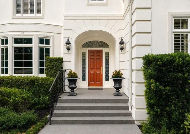 Photo 3 of Mansion for sale at 914 Huntington Cvs, Houston, TX 77063 | MLS# 36505980 | Listing updated on 2026-09-27