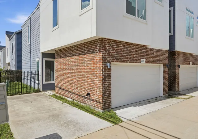 Photo 1 of Single family home for sale at 2527 Hollister St, Houston, TX 77080 | MLS# 12301352 | Listing updated on 2026-09-27