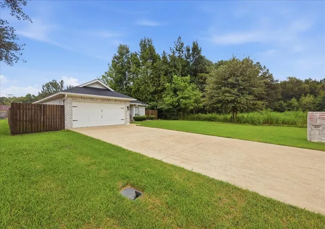 Photo 3 of Single family home for sale at 495 Moore Dr, Vidor, TX 77662 | MLS# 11751122 | Listing updated on 2026-09-11