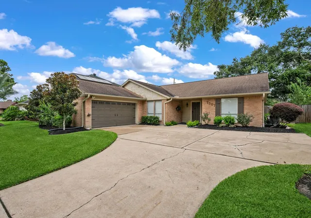 Photo 1 of Single family home for sale at 1307 Creek Holw Dr, Seabrook, TX 77586 | MLS# 15383335 | Listing updated on 2026-09-16