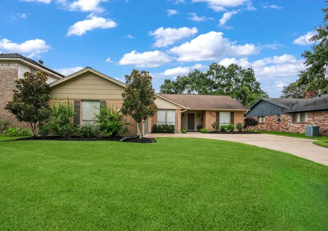 Photo 2 of Single family home for sale at 1307 Creek Holw Dr, Seabrook, TX 77586 | MLS# 15383335 | Listing updated on 2026-09-16