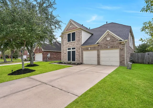 Photo 3 of Sale Pending at 418 Gastonbury Ct, League City, TX 77573 | MLS# 42410686 | Listing updated on 2026-09-17