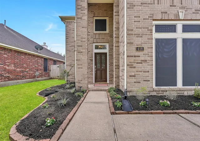 Photo 3 of Sale Pending at 418 Gastonbury Ct, League City, TX 77573 | MLS# 42410686 | Listing updated on 2026-09-17