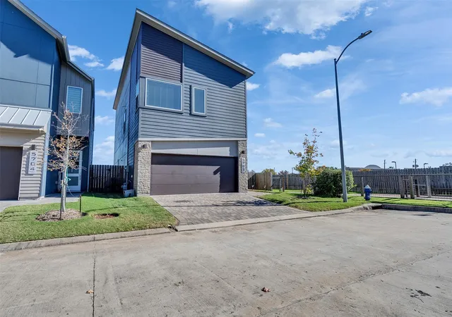 Photo 2 of Single family home for sale at 5702 Rucio Ln, Houston, TX 77092 | MLS# 35889058 | Listing updated on 2026-09-09
