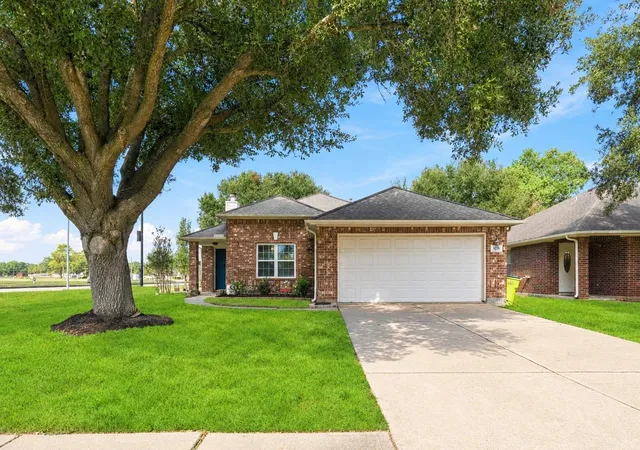 Photo 2 of Single family home for sale at 1210 Cambay Dr, Rosenberg, TX 77471 | MLS# 15571107 | Listing updated on 2026-09-28