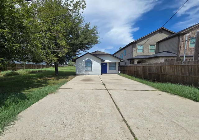 Photo 2 of Single family home for sale at 4405 Brinkley St, Houston, TX 77051 | MLS# 13520563 | Listing updated on 2026-09-15