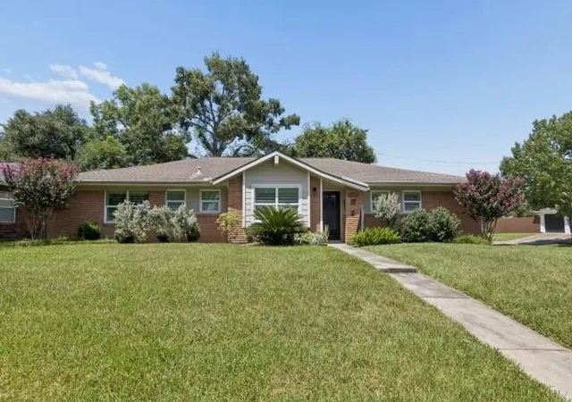 Photo 1 of Single family home for sale at 5102 Creekbend Dr, Houston, TX 77035 | MLS# 76489668 | Listing updated on 2026-09-22