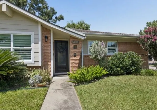 Photo 2 of Single family home for sale at 5102 Creekbend Dr, Houston, TX 77035 | MLS# 76489668 | Listing updated on 2026-09-22