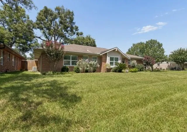 Photo 3 of Single family home for sale at 5102 Creekbend Dr, Houston, TX 77035 | MLS# 76489668 | Listing updated on 2026-09-22