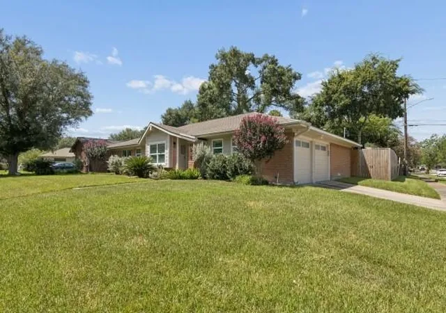 Photo 3 of Single family home for sale at 5102 Creekbend Dr, Houston, TX 77035 | MLS# 76489668 | Listing updated on 2026-09-22