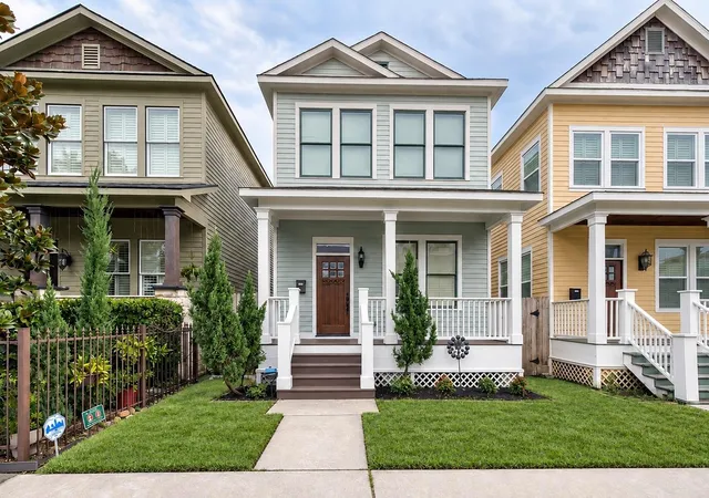 Photo 1 of Single family home for sale at 426 W 25th Street, Houston, TX 77008 | MLS# 31892708 | Listing updated on 2026-09-27