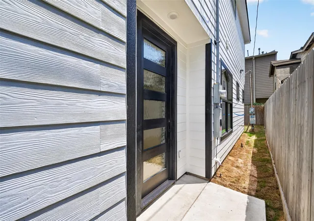 Photo 3 of Single family home for sale at 308 Engel St #A, Houston, TX 77011 | MLS# 48399537 | Listing updated on 2026-09-03