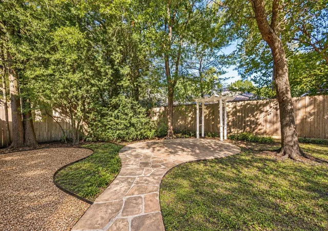 Photo 3 of Sale Pending at 26 Heron Holw Ct, Spring, TX 77382 | MLS# 46039655 | Listing updated on 2026-10-02
