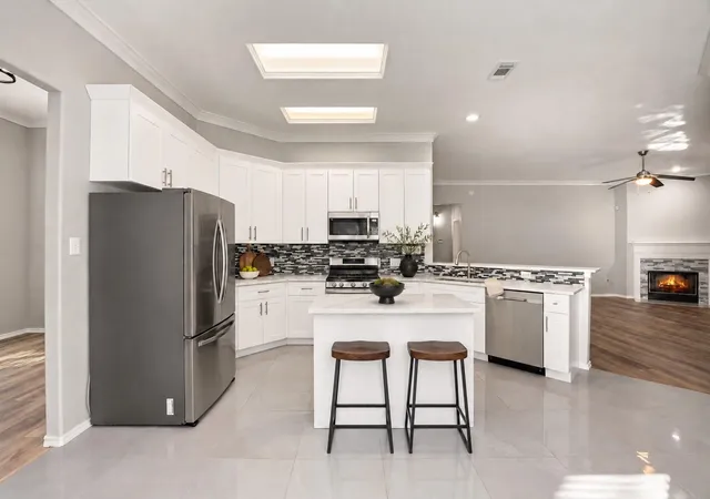 Photo 3 of Sale Pending at 26 Heron Holw Ct, Spring, TX 77382 | MLS# 46039655 | Listing updated on 2026-10-02