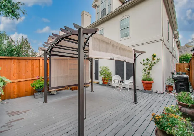 Photo 1 of Townhouse for sale at 2214 W Holcombe Blvd, Houston, TX 77030 | MLS# 34873093 | Listing updated on 2026-09-11