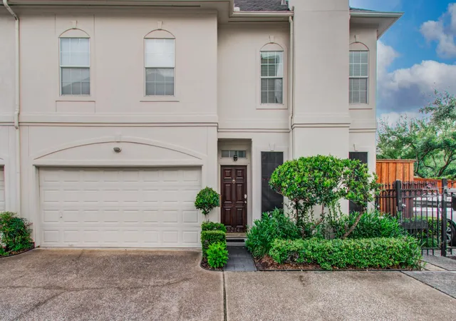 Photo 3 of Townhouse for sale at 2214 W Holcombe Blvd, Houston, TX 77030 | MLS# 34873093 | Listing updated on 2026-09-11