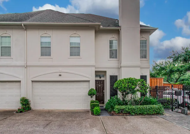 Photo 4 of Townhouse for sale at 2214 W Holcombe Blvd, Houston, TX 77030 | MLS# 34873093 | Listing updated on 2026-09-11