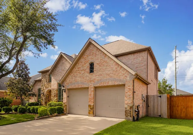 Photo 3 of Single family home for sale at 3814 Bluffstone Ct, Sugar Land, TX 77479 | MLS# 21730834 | Listing updated on 2026-09-26
