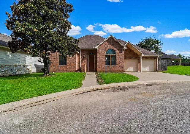 Photo 1 of Single family home for sale at 104 Sunset Ct, Livingston, TX 77351 | MLS# 92102061 | Listing updated on 2026-09-14