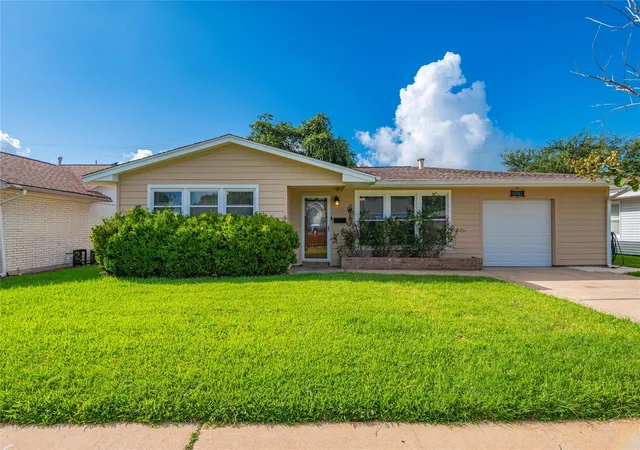 Photo 1 of Single family home for sale at 7109 Poplar Dr, Galveston, TX 77551 | MLS# 43733365 | Listing updated on 2026-09-03