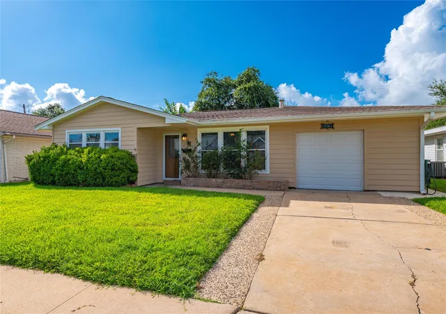 Photo 2 of Single family home for sale at 7109 Poplar Dr, Galveston, TX 77551 | MLS# 43733365 | Listing updated on 2026-09-03