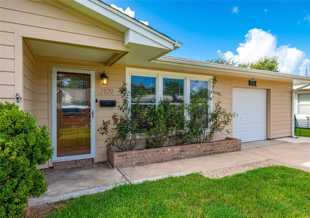 Photo 3 of Single family home for sale at 7109 Poplar Dr, Galveston, TX 77551 | MLS# 43733365 | Listing updated on 2026-09-03