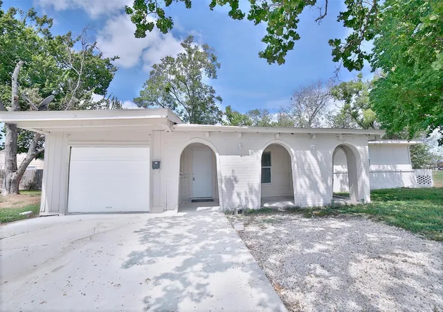Photo 2 of Sale Pending at 575 Pecan Dr, South Houston, TX 77587 | MLS# 44453437 | Listing updated on 2026-10-08