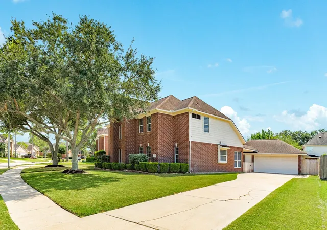 Photo 3 of Single family home for sale at 3206 Braesview Dr, Pearland, TX 77584 | MLS# 34693605 | Listing updated on 2026-10-04