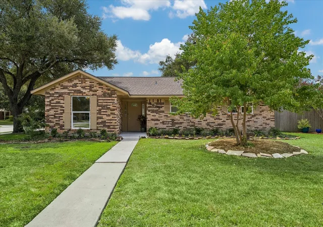 Photo 2 of Single family home for sale at 4802 Elm St, Pearland, TX 77581 | MLS# 66597510 | Listing updated on 2026-09-16
