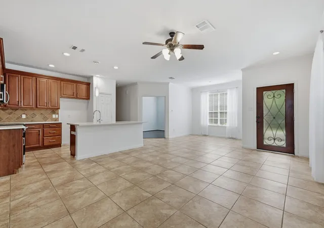 Photo 2 of Townhouse for sale at 3 Avenswood Pl, Spring, TX 77382 | MLS# 69855431 | Listing updated on 2026-09-13