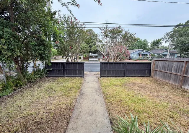 Photo 3 of Single family home for sale at 7305 Capitol St, Houston, TX 77011 | MLS# 87155904 | Listing updated on 2026-09-09